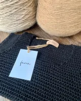 Musculosa tejida a crochet en hilo de algodón, con breteles anchos y escote cuadrado.