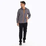 Cortaviento gris con detalles en naranja, ultra liviano, de secado rápido, con capucha y bolsillos internos.