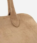 Cartera grande modelo shopper, color beige, confeccionada en material sintético. Tiene correas dobles, detalle de hebillas laterales, bolsillo interno y cierre por botón.