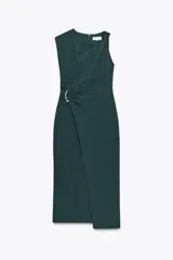 Vestido midi verde oscuro de cuello redondo y sisa americana. Presenta un drapeado en el lateral con detalle de hebilla metálica y abertura en la falda.