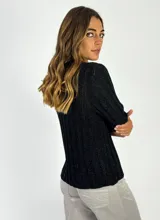 Top de lurex color naranja, con cuello en V y mangas cortas.