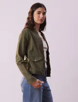 Campera de algodón negra, marca Baccini, con abertura central con cierre y bolsillos delanteros.