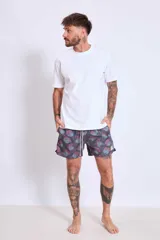 Short de baño negro con estampado de flores de loto en tonos azul y rosa.