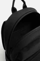 Mochila negra con acabado engomado, compartimento principal con cierre de cremallera, bolsillo interior con cierre, bolsillo frontal con cierre, bolsillos laterales planos, respaldo acolchado con sujeción para equipaje, asa de mano y dos asas de hombro ajustables y acolchadas.