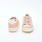 Zapatillas bajas de cuero color rosa pálido con cordones y suela blanca.