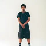 Bermuda unisex de nylon color negro, con cintura elastizada con cordón, bolsillos laterales y bolsillos cargo de perfil limpio.