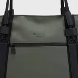 Bolso tote color verde oliva con detalles en negro. Tiene correa de hombro ajustable y extraíble, doble asa de mano, un compartimento principal con cierre, un bolsillo lateral externo, un compartimento interno para laptop de hasta 16 pulgadas y un bolsillo interno con cierre.