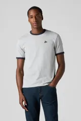 Remera gris de manga corta con cuello redondo y ribetes en contraste color negro.