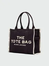 Bolso tote grande Marc Jacobs color beige con estampado del logo de la marca en negro. Tiene doble asa de mano y laterales con inscripción de la marca.