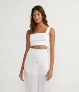 Blusa musculosa cropped blanca con escote cuadrado, tirantes anchos y lastex en la espalda, en raso.