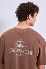 Remera gris oscuro de corte holgado con estampado pequeño en el pecho.