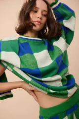 Buzo de algodón tejido con punto texturado, estilo oversized, con diseño de bloques de color verde, blanco y azul.