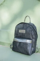 Mochila de cuero negra con cierre metálico y forro de tela panamá.