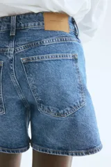 Short de jean azul de tiro alto, corte recto y cinco bolsillos.