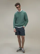 Sweater gris de algodón con cuello redondo.