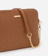 Cartera transversal pequeña color marrón con efecto tressê, cierre de cremallera y correa de cadena larga.
