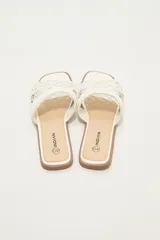 Sandalias bajas color blanco con tiras anchas de tejido trenzado.