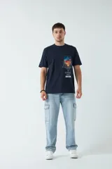 Remera azul marino de corte clásico con cuello redondo y manga corta. Estampado en el pecho con diseño geométrico en forma de triángulo que contiene una imagen de un atardecer.