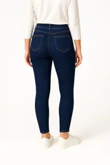 Pantalón de jean skinny azul oscuro, tiro alto.