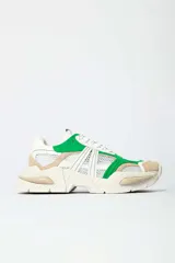 Zapatillas deportivas de malla blanca con superposiciones de cuero color beige y verde. Suela gruesa de goma color hueso.