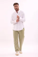Pantalón de corte holgado color verde claro, con cintura ajustable y bolsillos laterales.