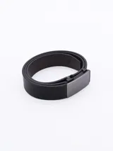 Cinturón negro con hebilla metálica rectangular con cierre automático.