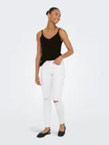 Top negro de tejido de punto con escote en V y tirantes finos regulables.