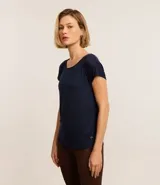 Remera de microfibra color azul marino, con escote redondo y mangas cortas tipo raglán.