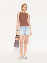 Short de jean celeste de tiro medio, corte clásico y calce relajado. Tiene roturas y ruedo desflecado.