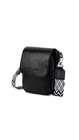 Bandolera negra de cuero sintético con solapa y cierre magnético. Tiene dos compartimentos internos con cierre y un bolsillo adicional. Incluye correa de galón ajustable y desmontable con diseño geométrico en blanco y negro.