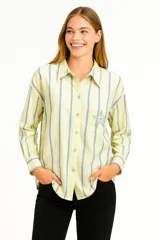 Camisa a rayas verticales color amarillo pálido y celeste, con bolsillo en el pecho con detalle de estrella de mar bordada.