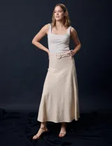 Falda larga color beige de lino y rayón, con pretina ancha, pasadores y cinturón con hebilla redonda. Marca Tahari.
