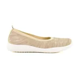 Chatitas de tejido color beige con suela blanca.