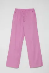 Pantalón de lino rosado de corte recto.