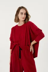 Buzo rojo de morley suavizado térmico, de silueta amplia y mangas largas.