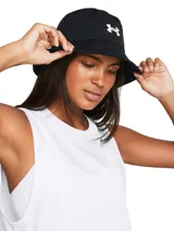Gorro tipo bucket negro de Under Armour con logo blanco bordado en el frente.