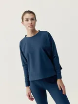 Sudadera deportiva azul marino de patrón holgado con aberturas laterales.