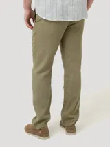 Pantalón de lino color verde oliva, con pretina de jersey ajustable con cordón, calce regular, bolsillos delanteros y traseros, y refuerzo de entrepierna.