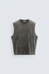 Musculosa gris con efecto lavado, cuello redondo y sisa ancha.