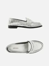 Mocasín plateado con textura croco, marca Arezzo.