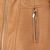 Campera color camel de cuero sintético, con cuello redondo, cierre frontal y bolsillos laterales con cierre.