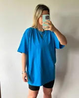 Remerón celeste oscuro de algodón, corte amplio y mangas cortas.