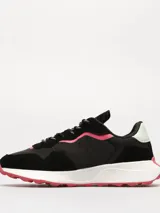 Zapatillas urbanas Tommy Jeans modelo New Runner, color negro con detalles en rosa y blanco. Confeccionadas en piel, textil y material sintético.