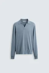 Polo celeste de punto con mezcla de algodón, seda y lino. Corte relaxed fit, cuello solapa con abertura frontal, manga larga y acabados en rib.