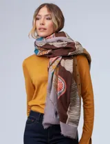 Pashmina grande con estampado cachemir y motivos geométricos en tonos tierra, marrón, naranja, azul petróleo y lila.