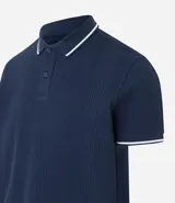 Chomba polo blanca de viscosa texturizada a rayas, corte regular, con cuello y mangas cortas en ribana con detalle contrastante en negro.