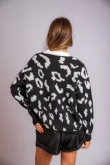Sweater de punto color crudo con estampado animal print marrón.