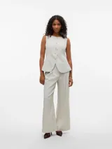 Chaleco sastrero color crema con cierre de botones al frente y bolsillos delanteros.