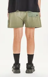 Short de baño verde militar con bolsillos laterales y traseros, cintura elástica con cordón ajustable y calce regular.