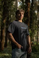 Remera negra de manga corta raglán, confeccionada en algodón. Presenta costuras a la vista y calce relajado.